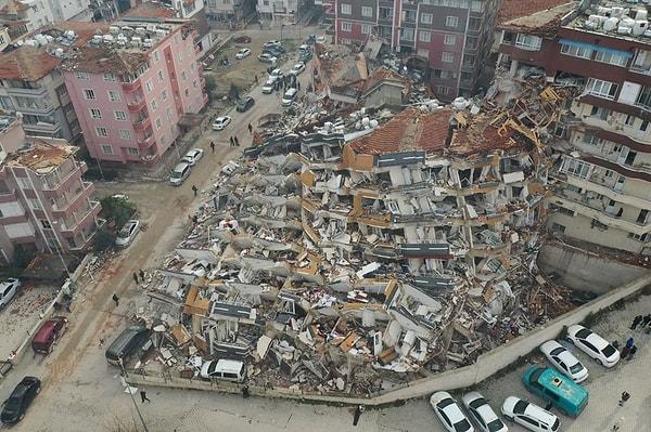 6 Şubat tarihinde merkez üssü Kahramanmaraş'ın Pazarcık ilçesi olan ve 11 ilde yıkıcı sonuçlara neden olan 7.7 büyüklüğündeki depremin ardından acılarımızı yaşamak, yaralarımızı sarmak için hayatımızı bir süre durdurduk.