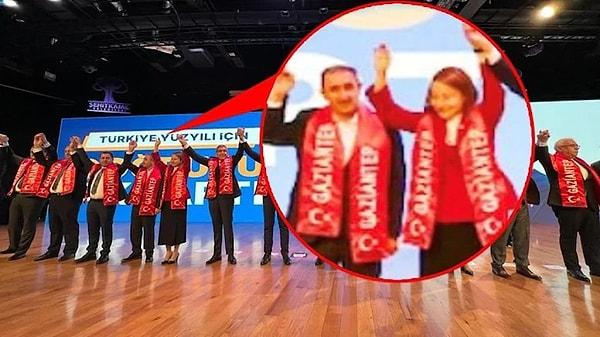 Adayların yanındaki adayın elini tutarak havaya kaldırdığı sırada, AK Parti milletvekili ve adayı Derya Bakbak'ın sağında yer alan, HÜDA PAR kontenjanından 6. sıradan aday gösterilen Şehzade Demir, Bakbak'ın elini tutmadı.