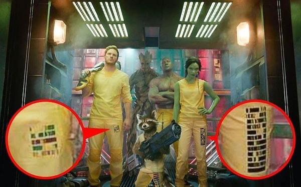 5. Guardians of the Galaxy (2014) filminde suçluların bacaklarında işledikleri suçlar yazıyor.