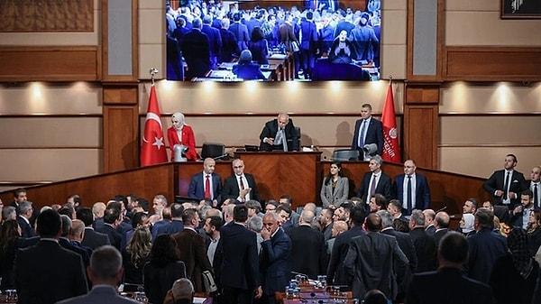 İBB Meclisi’nde CHP'lilerin AK Parti Grup Başkanvekili Tevfik Göksu'ya "Esenler’de cami sattın” diye laf atması üzerine tansiyon yükseldi. Meclis üyeleri birbirinin üzerine yürüdü.