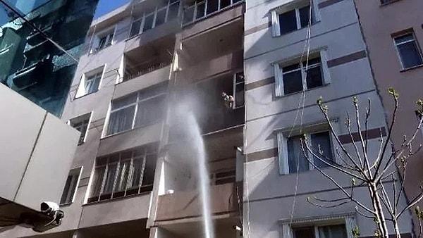 Avcılar’da yaşayan 30 yaşındaki vücut geliştirme şampiyonu Onur Genç, evindeki eşyaları balkondan dışarıya atarak daireyi ateşe verdi.