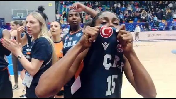 ÇBK Mersin Yenişehir Belediyesi Kadın Basketbol Takımı, Çekya'nın başkenti Prag'da düzenlenen EuroLeague Kadınlar Dörtlü Final'in yarı final maçını ev sahibi USK Praha'ya karşı 78-58 kazanarak, tarihi bir başarıya imza attı.