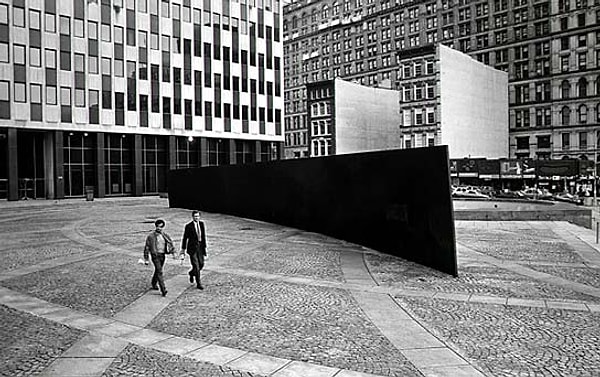 6. Richard Serra, Eğik Yay, 1981