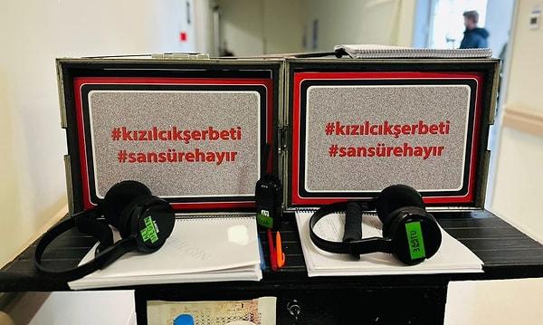 Çıkarttıkları kartların üzerinde "#kızılcıkşerbeti #sansürehayır" yazdırdılar. Reyting rekortmeni dizi ekibinin bu destekleri herkesin takdirini topladı.