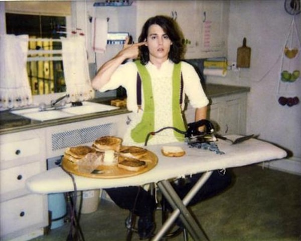 8. Джонни Депп со съемочной площадки фильма "Бенни и Джун":