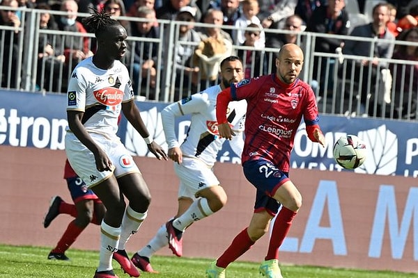 Fransa Lig 1'de Clermont ile Angers karşı karşıya geldi. Deplasman ekibi Angers 28. dakikada öne geçse de 33. dakikada hakem aleyhlerine penaltı düdüğünü çaldı.