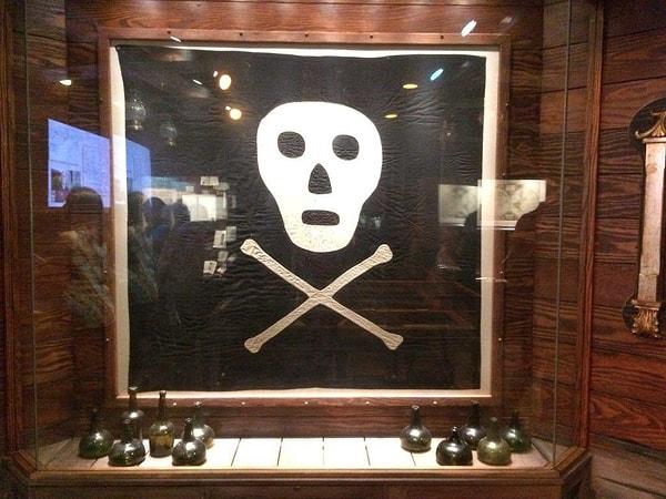 2. Dünya üzerinde kalan iki Jolly Roger (korsan gemisi) bayrağından biri, St. Augustine Korsan ve Hazine Müzesinde sergileniyor.