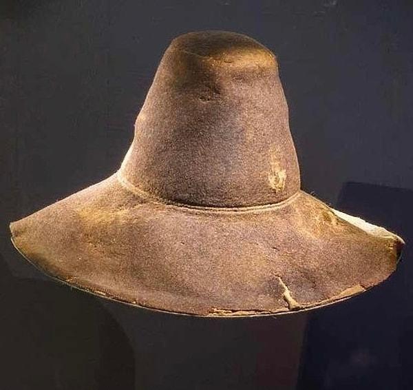 7. Lappvattnet'ten 600 yıllık bir Orta Çağ şapkası. Keçeleştirilmiş koyun yününden yapılmış olan şapka bir bataklıkta korunmuştur.