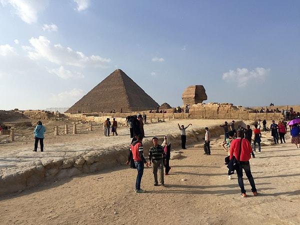 Büyük Piramit, antik çağların bir mühendislik harikası olarak kabul edilir ve eski Mısırlıların ileri medeniyetinin bir kanıtıdır.