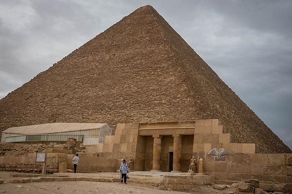 Büyük Piramit'in girişi kuzey tarafında yer alır ve yerden yaklaşık 17 metre yüksekliktedir. Kral Odası'na giden üç koridor vardır.