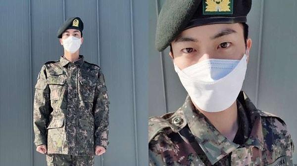 Evet gelelim ilk askerimize; BTS'in askere giden ilk üyesi grubun en büyüğü Kim Seok-Jin olmuştu. 4 Aralık 1992 doğumlu Seok-jin 30 yaşında ve Kasım ayından beri askerde.