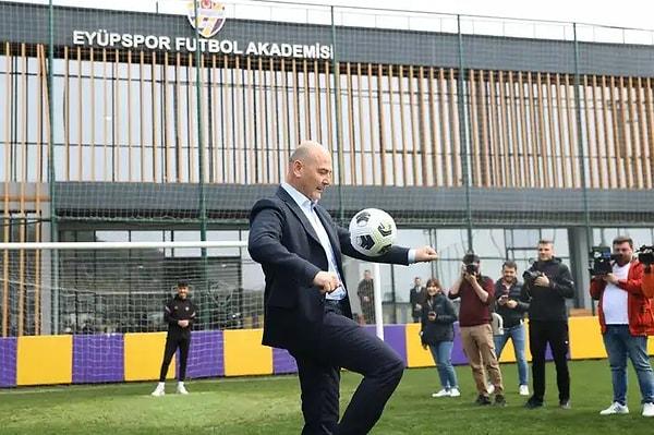 Soylu, dün Eyüpspor Futbol Akademisi’ne yaptığı ziyarette ise kameralar önünde futboldaki hünerlerini sergiledi.