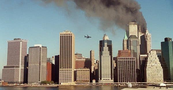 11 Eylül 2001'de New York City, El Kaide teröristlerinin iki ABD uçağını kaçırarak şehrin en yüksek binalarına, yani Dünya Ticaret Merkezi'nin ikiz kulelerine çarpmasıyla Amerika Birleşik Devletleri tarihindeki en ölümcül terör saldırısına maruz kaldı.