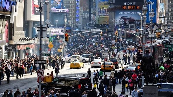 Bugün şehrin beş ilçesinde 8 milyondan fazla New Yorklu yaşıyor ve bunların üçte birinden fazlası Amerika Birleşik Devletleri dışında doğmuş. Şehrin çeşitliliği ve canlı entelektüel hayatı sayesinde hâlâ ülkenin kültürel başkenti olmaya devam ediyor.