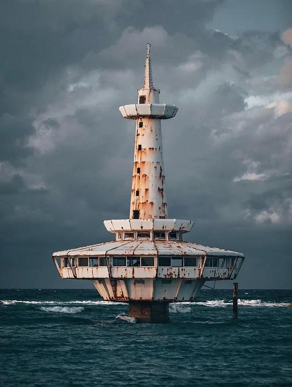 7. Bahamalar'ın başkenti Nassau'da çürümeye terk edilmiş bir denizaltı gözlem kulesi.