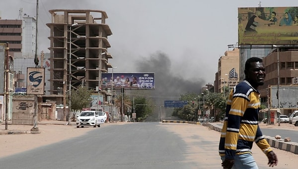 Sudan'ın başkenti Hartum'da ve çeşitli şehirlerde, 15 Nisan sabahı Sudan ordusu ile paramiliter HDK arasında silahlı çatışmalar başlamıştı.