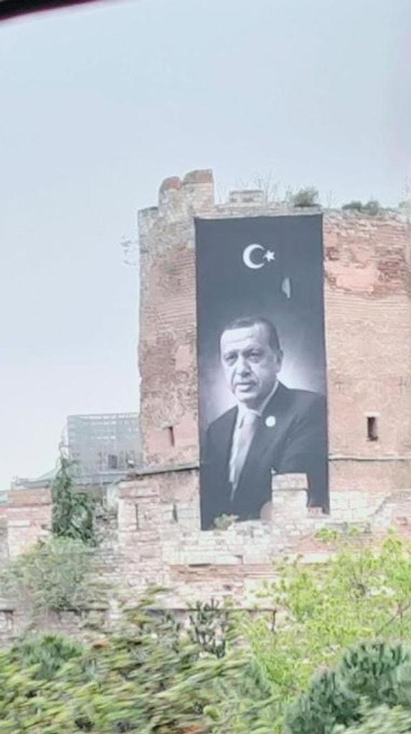 Binlerce yıllık İstanbul surlarına, üzerinde Recep Tayyip Erdoğan’ın fotoğrafı bulunan seçim pankartı asıldı.