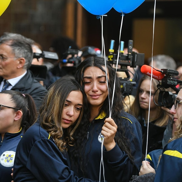 Julia Ituma'nın tabutu beyaz güllerle donatılırken, üzerine maç forması konuldu.