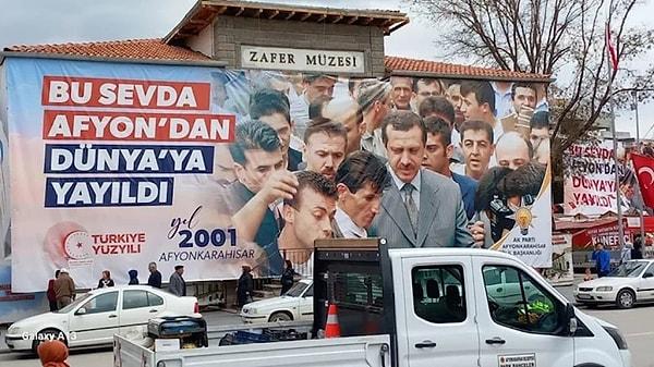 Ayrıca Cumhurbaşkanı Erdoğan’ın Afyonkarahisar’a ziyareti öncesi, Atatürk'ün Batı Cephesi Karargahı olarak kullandığı Zafer Müzesi'nin dört bir yanı AK Parti’nin dev seçim afişleriyle kapatılmıştı.