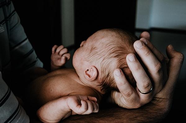 Frontiers in Psychology'de 2013 yılında yapılan bir çalışmada, kadınlara üzerinde bebek kokusu olan bir atlet verildiğinde (kendi bebeklerinin kokusu değil), beyinlerinin ödül merkezinin aydınlandığı görülmüştür.