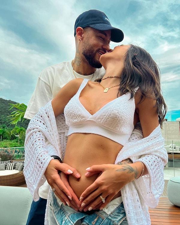 Yaklaşık 2 aydır sakat olan Neymar, Bruna Biancardi ile ilişkilerinin ilk meyvesini almayı bekliyorlar.