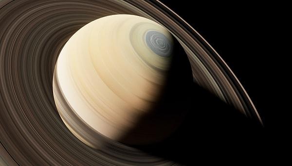 Bir dizi gezegene yağıyor olabilecek belki de en ilgi çekici maddeyle başlayalım. Elmaslar. Evet, elmaslar. Satürn'e yılda yaklaşık 1.000 ton (907 metrik ton) düşüyor.