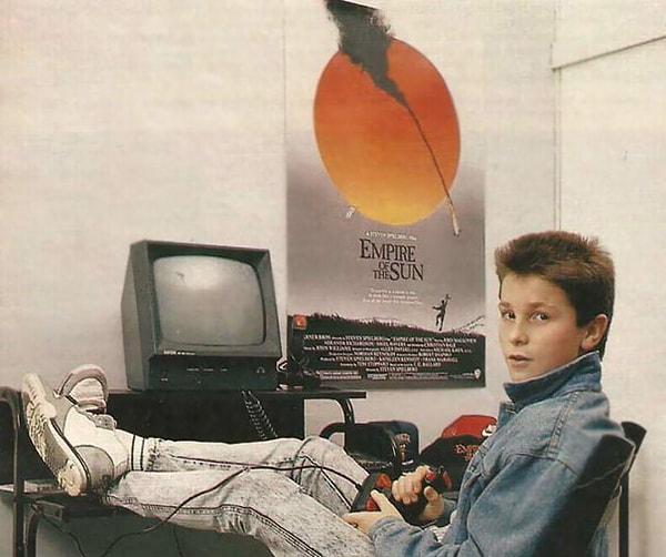 5. Amstrad bilgisayarıyla oynayan Christian Bale: