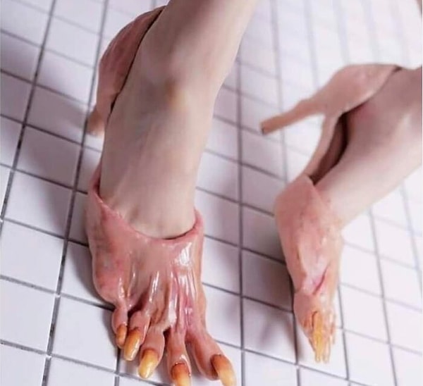 4. Недалеко ушли и эти босоножки...