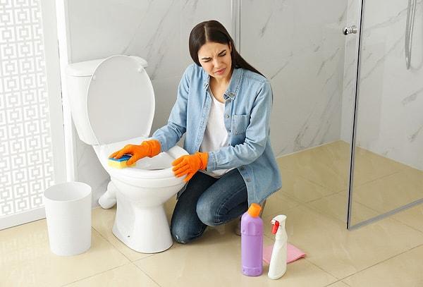 Banyo temizliğinin en zor kısmı tuvalet temizliği. Özellikle sararmış bir tuvaletiniz varsa bu temizlik eziyete dönüşebiliyor.