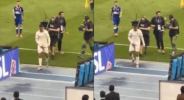 90 dakikanın ardından soyunma odasına doğru ilerleyen Ronaldo, tribünlerin "Messi, Messi" tezahüratlarına cinsel organını tutarak yanıt verdi.