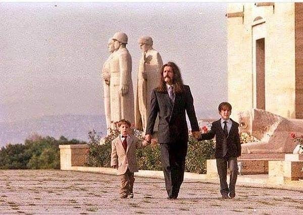 14. Barış Manço oğulları Doğukan ve Batıkan ile Anıtkabir'de. (1980'ler)