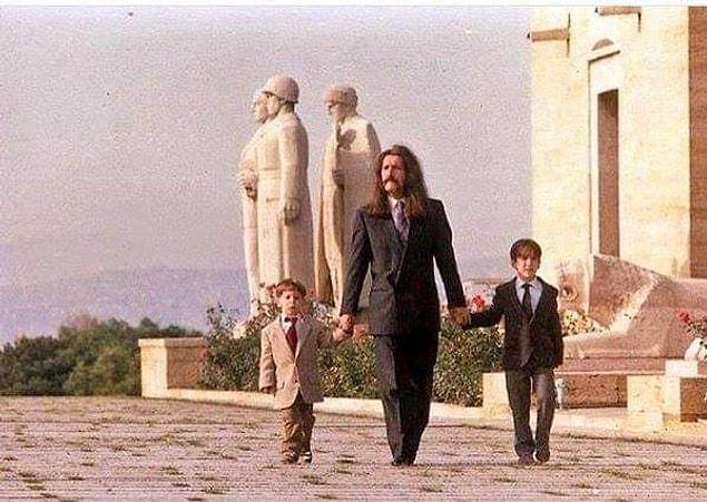 14. Barış Manço oğulları Doğukan ve Batıkan ile Anıtkabir'de. (1980'ler)