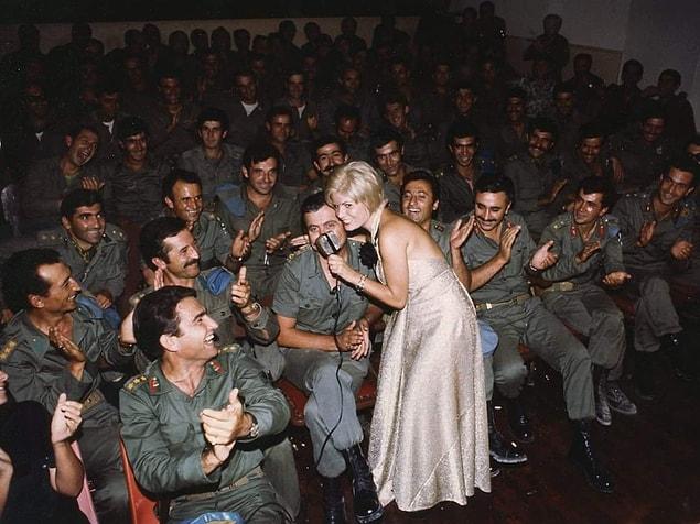 17. Kıbrıs Barış Harekatı zaferi sonrası Hülya Sözer'in moral konseri. (1974)