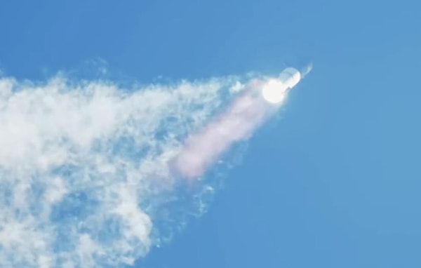 Starship, dünyanın en güçlü roketi Super Heavy ile yerel saatle 08.34'te ABD'nin Texas eyaletindeki SpaceX Starbase Üssü'nden mürettebatsız olarak fırlatıldı. Başarılı şekilde kalkış yapan Starship, fırlatmadan 4 dakika sonra havada infilak etti.