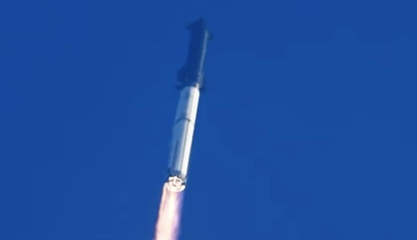 Super Heavy roketi ile birlikte 120 metre uzunluğa sahip olan ve yeniden kullanılabilirlik özelliği ile öne çıkan Starship, NASA'nın en güçlü roketi Artemis'in iki katına yakın itme gücüne sahip olduğu için dünyanın en güçlü roketi unvanına sahip.