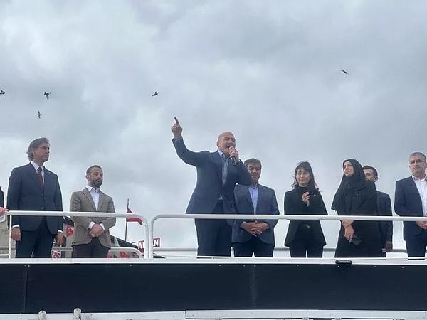 Alanda toplanan vatandaşlara seslenen Bakan Soylu, "Bu ülkede özgürlük ve demokrasi yok derler, be kepazeler bu ülkenin İçişleri Bakanı meydanda konuşuyor, orada istediğinizi yapıyorsunuz daha ne özgürlüğü istiyorsunuz.” ifadelerini kullandı.