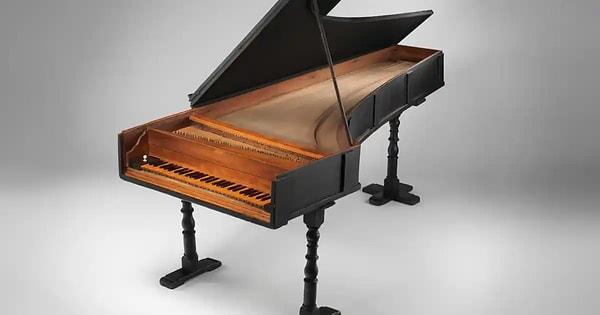 12. Dünyanın günümüze ulaşan en eski piyanosu 1720 yılında tarihlenmekte ve Bartolomeo Cristofori adında bir İtalyan tarafından yapılmıştır.