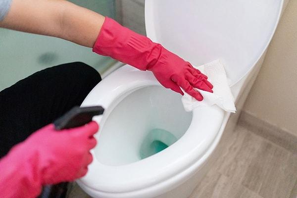Tuvaletinizi temizlerken kimyasal veya doğal yöntemler kullanmanız mümkün. Hem doğal hem kimyasal yöntemlerle sararmış tuvaletlerinizi eski haline döndürebilirsiniz.