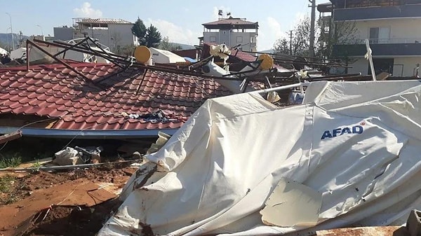 Hortumda hasarlı binaların çatısından kopan parçalar etrafa savruldu, depremzedelerin kaldığı çadırlar hava uçtu.