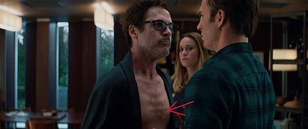 2. Avengers: Endgame (2019) filminde Tony reaktörünü çıkardığında eski reaktörlerden kalan yara izlerini görebilirsiniz.