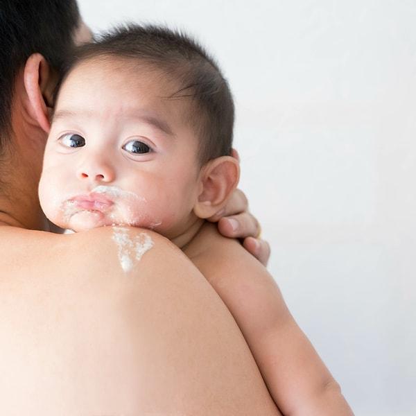 Bebeklerde reflü çok sık görülüyor. Reflü, midedeki içeriğin geri çıkması demek. Bu rahatsızlık bebeklerde özellikle dikkat edilmesi gereken durumlardan.