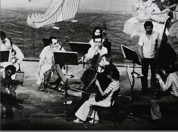 1970'li yılların başında şefi Gürer Aykal ve eşi Faruk Güvenç ile Ankara Oda Orkestrası'nın kuruluşunda yer alır ve 1977-1986 yılları arasında bu orkestranın başkemancısı ve solisti olur. Ayrıca Suna Kan, Türk beşlerinin keman için ürettikleri repertuvarın önde gelen temsilcilerinden biri olur.
