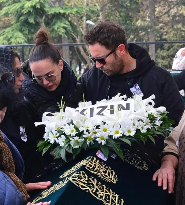 Eski eşi Tolga Güleç ve pek çok ünlü isim, cenaze töreni sırasında oyuncuyu yalnız bırakmadı. Şehriban Şule Şar, cenaze töreninin ardından Karacaahmet Mezarlığı'na defnedildi.