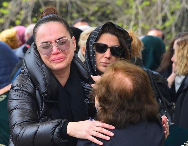 Annesinin ölümünü sosyal medyadan duyuran isim, Üsküdar Şakirin Camisi’nde yapılan cenaze töreninde ayakta durmakta zorluk çekti.
