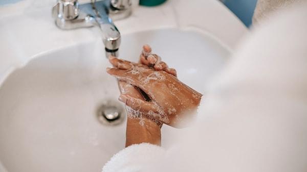 Ellerindeki ince kırışıkların sebebi el kuruluğu olabilir. El kuruluğuna neden olan en önemli etken sıcak suyun aşırı kullanımıdır.
