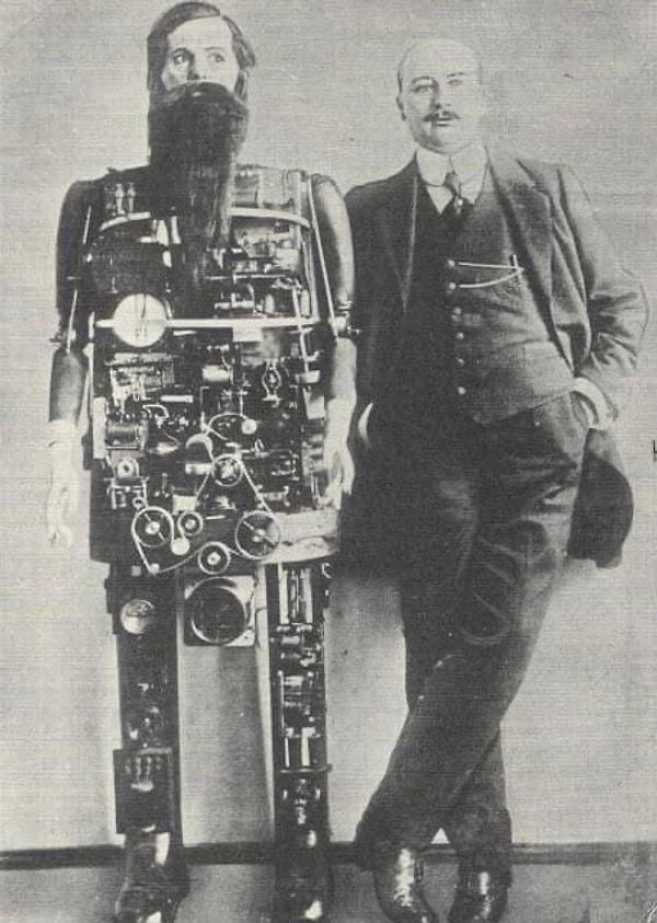 20. yüzyılın başlarında tanınmış bir bilim adamı, araştırmacı ve mucit olan Adolph Whitman, 1909 yılında yapay zekaya sahip robotlar için devrim niteliğindeki robot Occultus'u geliştirdi.