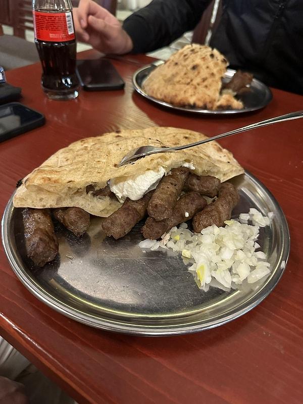 Tabii akşama doğru acıktık ve soluğu Ćevabdžinica Željo'da aldık. Bosna-Hersek'in ulusal yemeği Ćevapi Kebabını yemek için tabii.