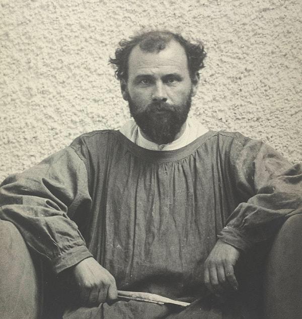 Gustav Klimt, 1862’de Viyana’da doğan sembolist bir ressamdı. Kendi hakkında konuşmayı sevmeyen bir sanatçı olmak ile beraber özellikle kadın figürine büyük bir hayranlık duyuyordu.