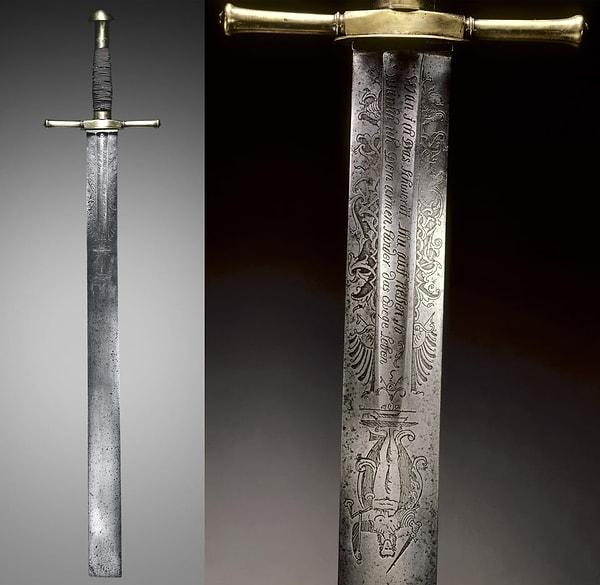 2. 17. yüzyılın sonlarında Almanya'dan kalan, üzerinde "Bu kılıcı kaldırdığımda, bu zavallı günahkarın sonsuz yaşama kavuşmasını diliyorum" yazılı cellat kılıcı!