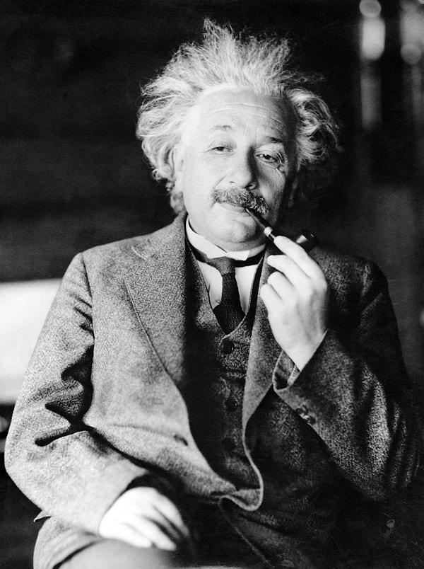 Einstein minimalist yaşam tarzını benimsedi. Nobel Ödülü'nden kazandığı parayı karısına verdi.